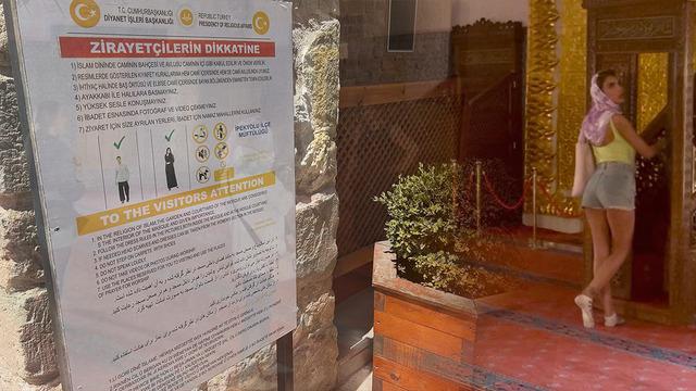 Tarihi camide tartışma yaratan görüntü! Türkçe, İngilizce, Arapça ve Kürtçe uyarılar işe yaramadı