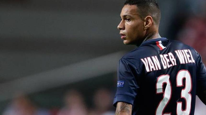 Fenerbah&ccedil;e van der Wiel'i a&ccedil;ıkladı