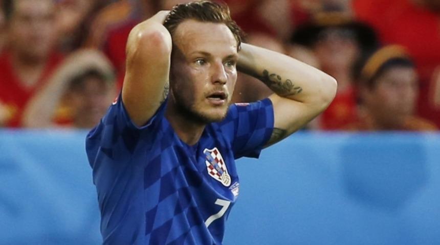 Hırvat yıldız Rakitic'in evini taşladılar!