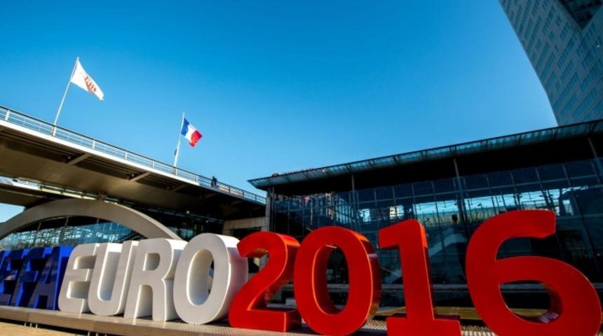 Paris'te İngiliz taraftar bı&ccedil;aklandı