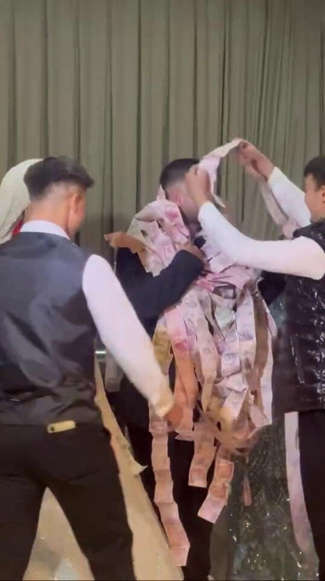 Gören şaşkına döndü! Takı merasiminde damadı paraya boğdular 1