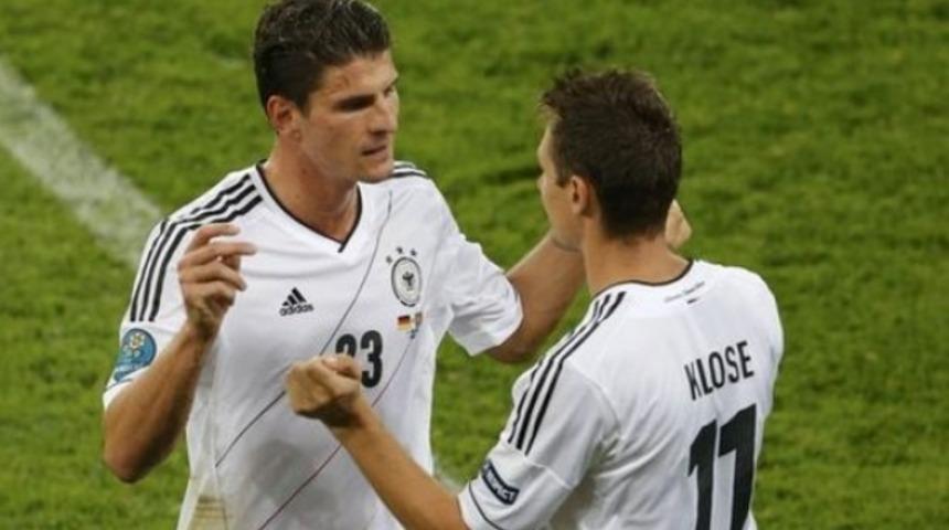 Klose'den Gomez'e &ouml;vg&uuml;ler! "&Ccedil;ok beğeniyorum"