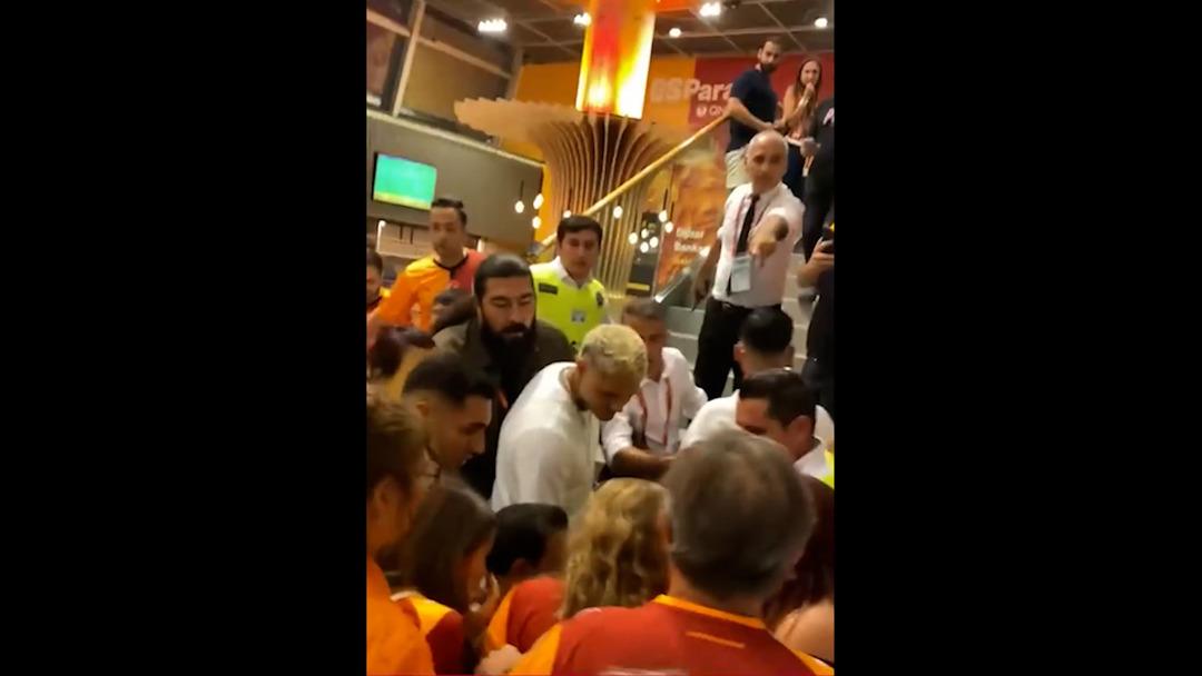 Sosyal medya bu videoyu konuşuyor! Icardi taraftara kafa attı 1