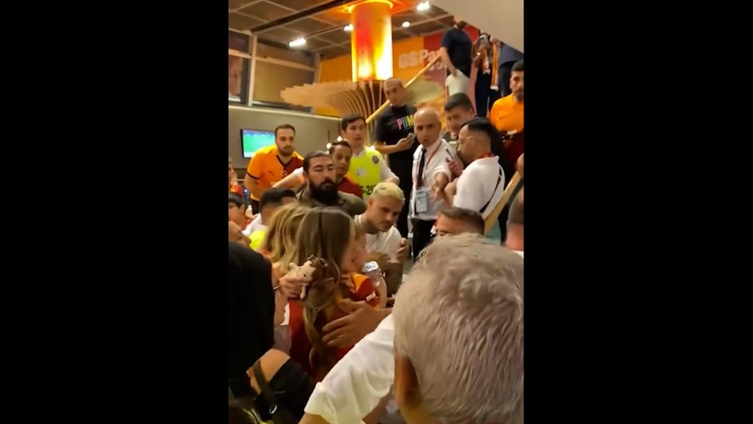 Sosyal medya bu videoyu konuşuyor! Icardi taraftara kafa attı 2