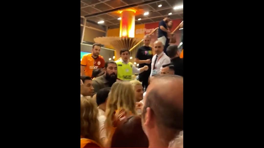 Sosyal medya bu videoyu konuşuyor! Icardi taraftara kafa attı 3