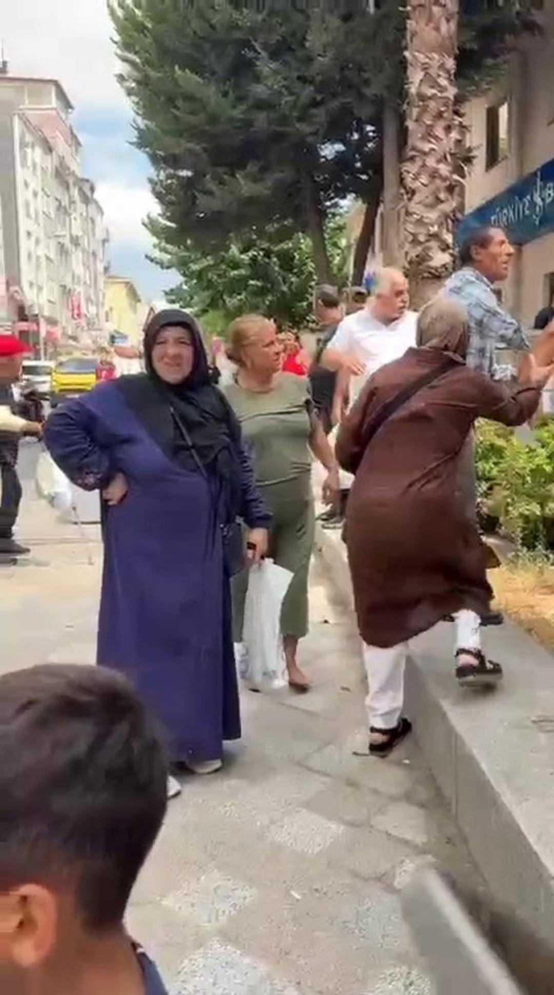 1200xauto Şoför ile yolcu kavgaya tutuştu: İETT otobüsü savaş alanına döndü! Biber gazlı müdahale