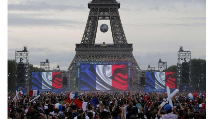 Taraftarlar Fan Zone'a sığmadı