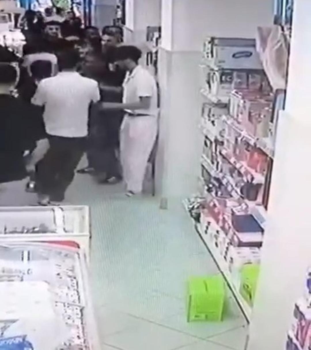 Yalova da markette dehşet anları kamerada: Önce eski sevgilisini darbetti sonra müşteriyi bıçakladı! 3