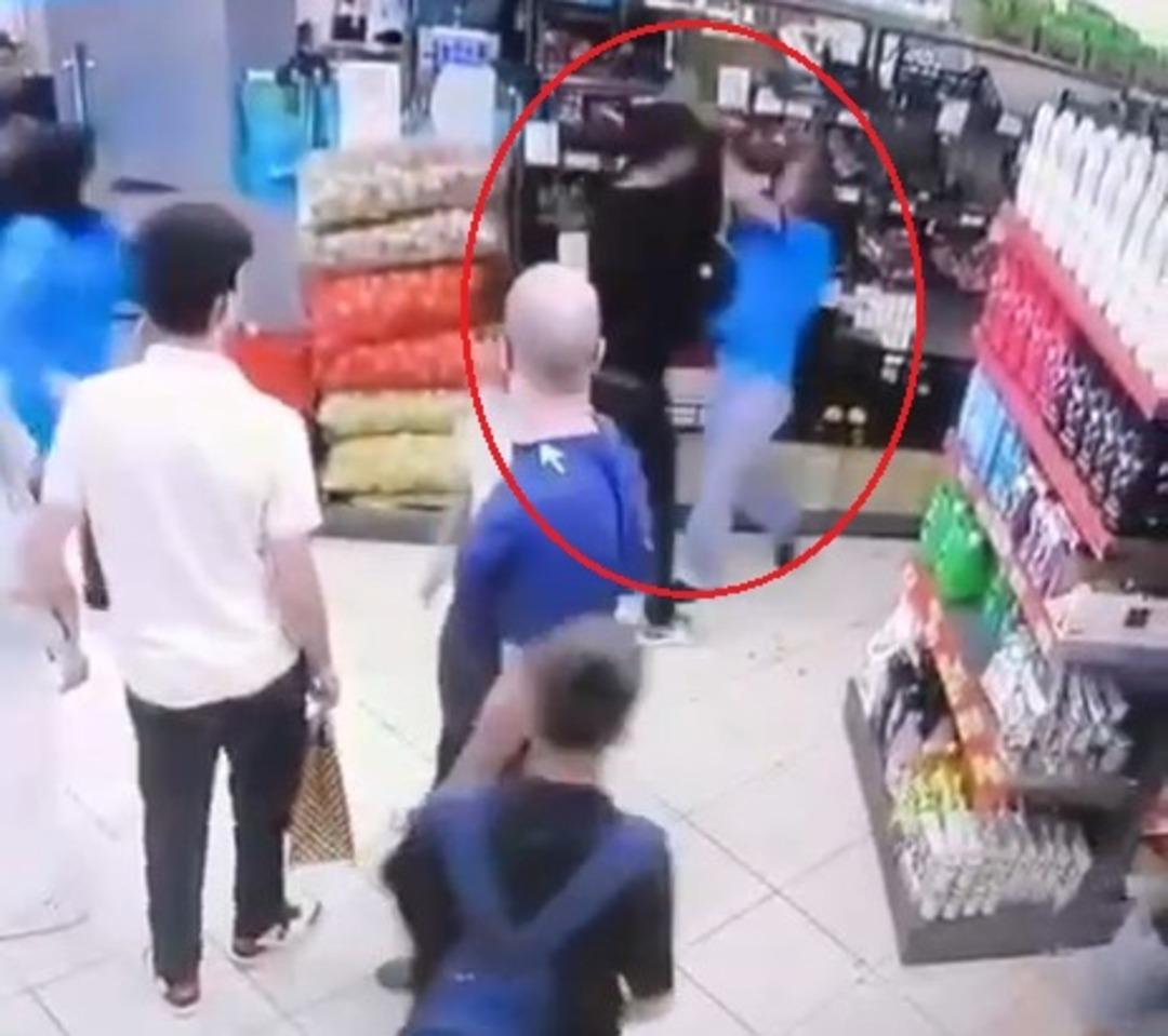 Yalova da markette dehşet anları kamerada: Önce eski sevgilisini darbetti sonra müşteriyi bıçakladı! 1