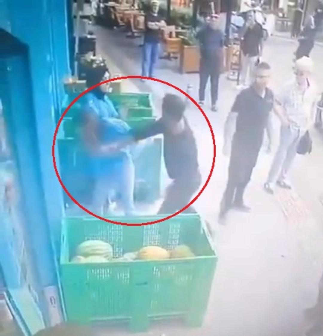 Yalova da markette dehşet anları kamerada: Önce eski sevgilisini darbetti sonra müşteriyi bıçakladı! 2