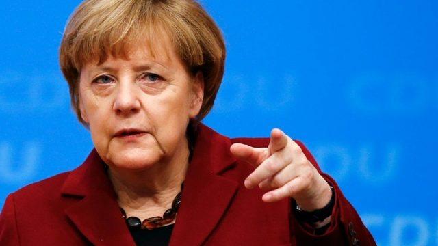Merkel, Mesut Özil'i savundu