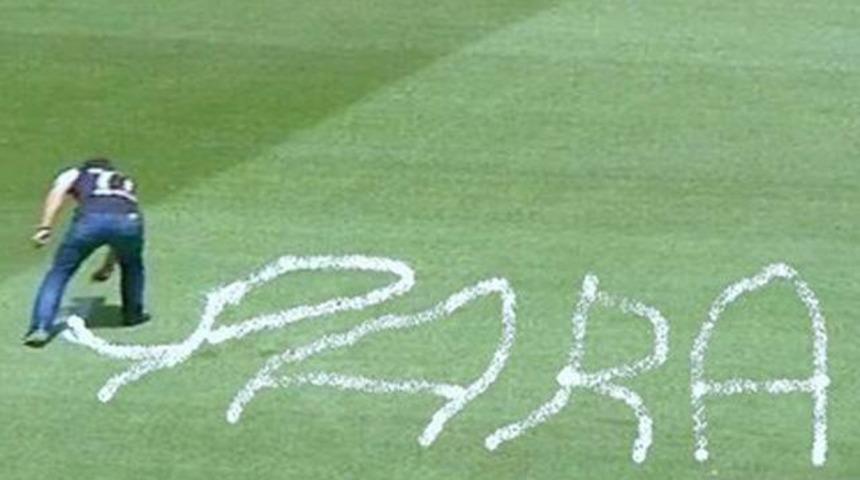 Fenerbah&ccedil;eli taraftarlardan G&ouml;khan G&ouml;n&uuml;l tepkisi