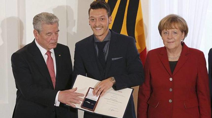 Merkel'den Mesut &Ouml;zil a&ccedil;ıklaması