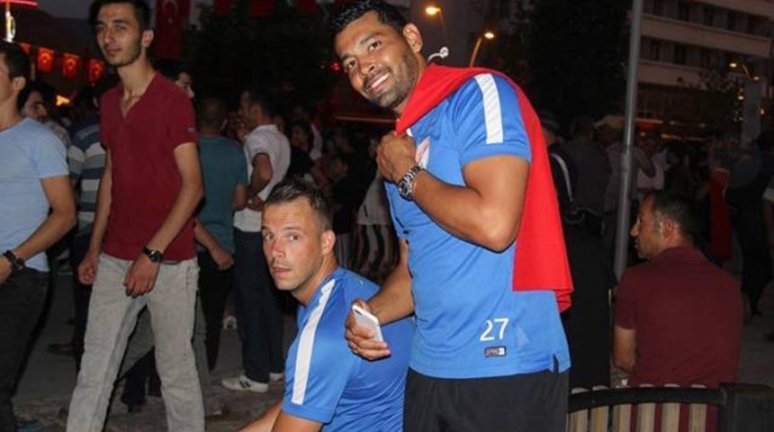 Dos Santos T&uuml;rk bayrağıyla y&uuml;r&uuml;y&uuml;şe katıldı