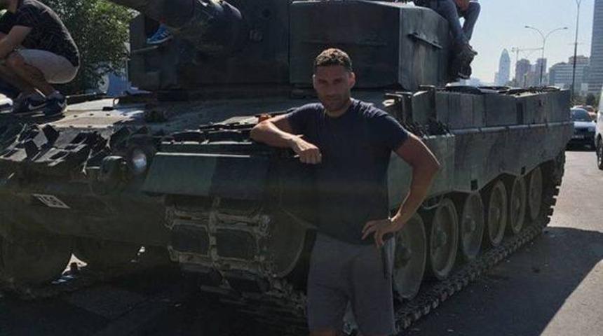 Beşiktaşlı Duska Tosic tankın önünde poz verdi