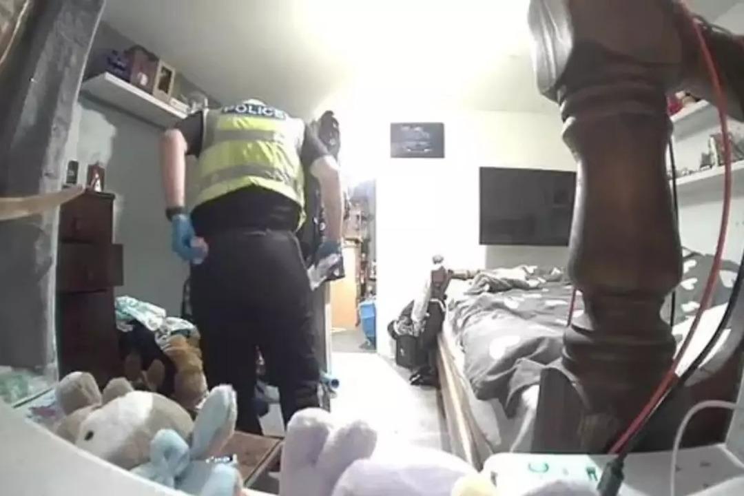 Polisten skandal hareket! Arama için gitti, ev sahibi kadının iç çamaşırlarını çaldı!  1