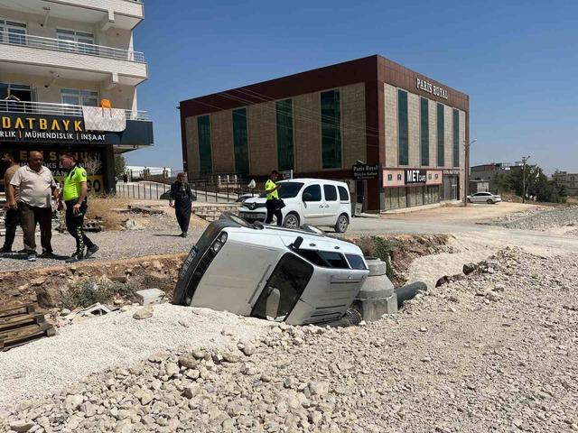 Otomobil altyapı çukuruna düştü: 5 yaralı 2