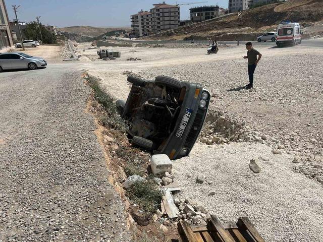 Otomobil altyapı çukuruna düştü: 5 yaralı 1