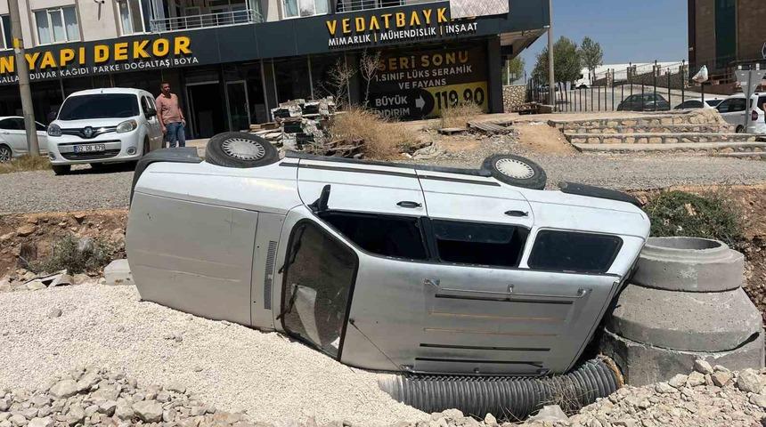 Otomobil altyapı çukuruna düştü: 5 yaralı