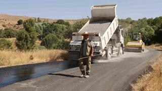 Elazığ’ın köylerinde asfaltlama çalışmaları sürüyor