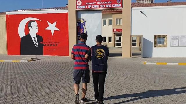 Kıyafet değiştirerek tanınmamaya çalışan cezaevi firarisi jandarmadan kaçamadı