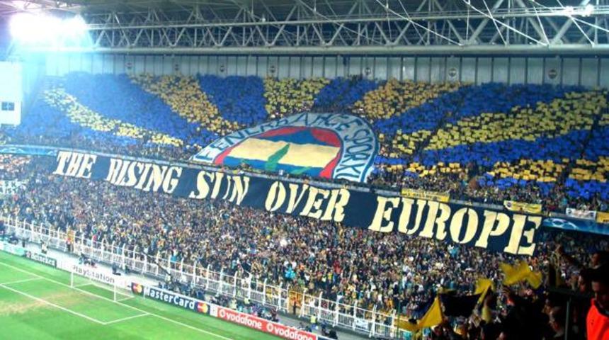 Gen&ccedil; Fenerbah&ccedil;eliler trib&uuml;nden &ccedil;ekildi