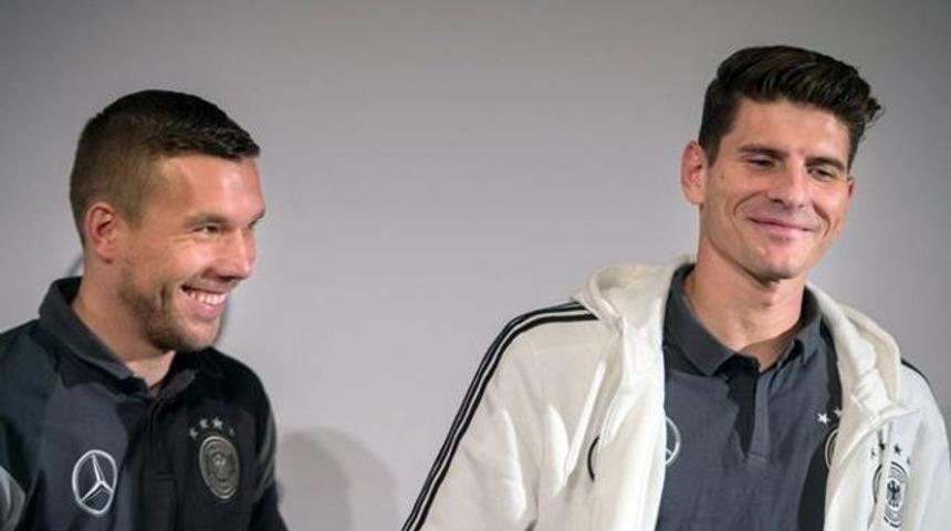 Podolski'den Mario Gomez'e g&ouml;nderme