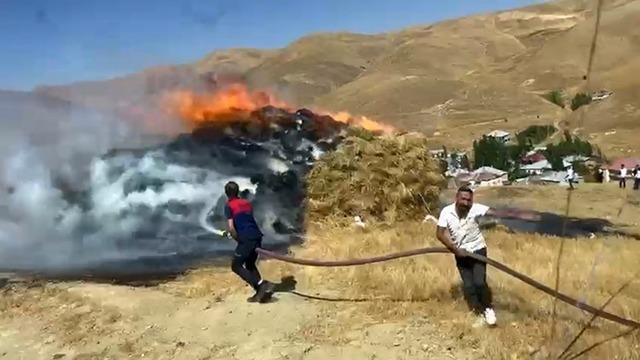 Yüksekova’da anız yangını: 4 bin bağ ot kül oldu