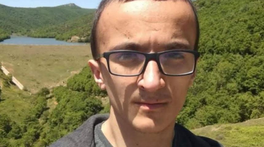 Başı kanepe ile sandığı arasına sıkışmış halde ölü bulundu