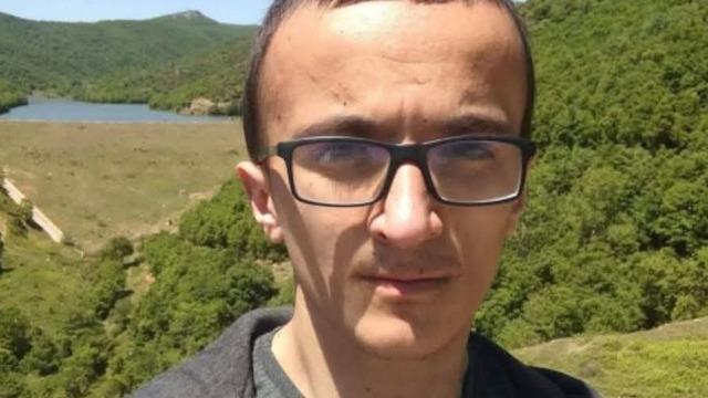 Başı kanepe ile sandığı arasına sıkışmış halde ölü bulundu