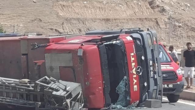 Trafik kazası geçiren itfaiye erleri yaralı halde yangına müdahale etti