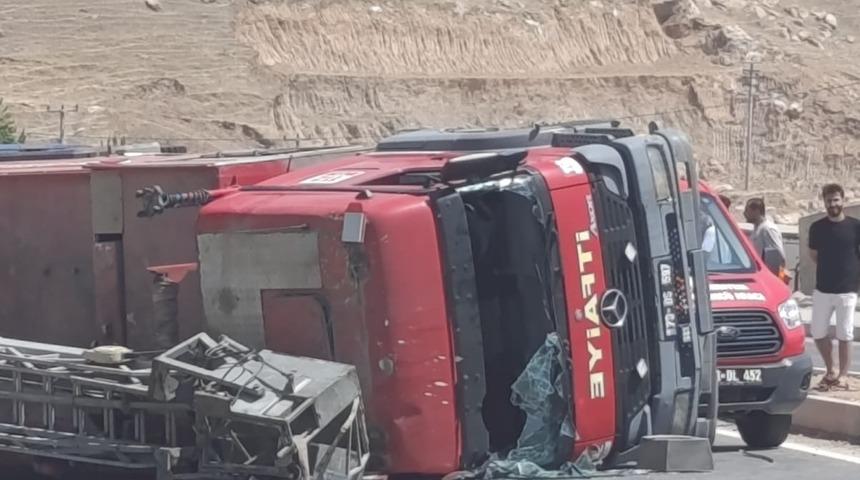 Trafik kazası geçiren itfaiye erleri yaralı halde yangına müdahale etti