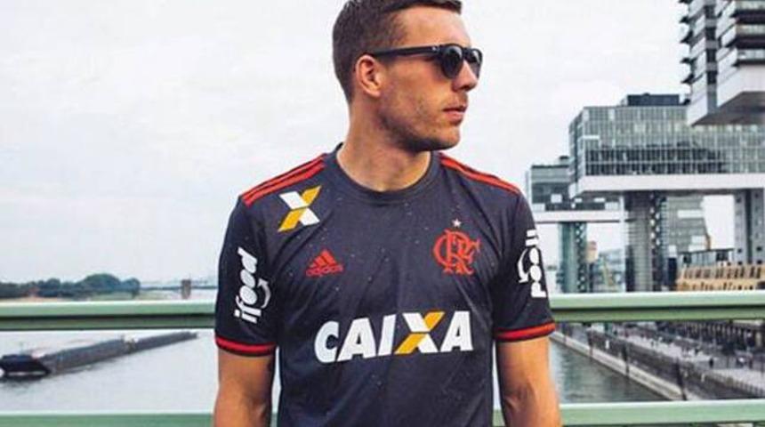 Podolski'den tepki &ccedil;eken paylaşım