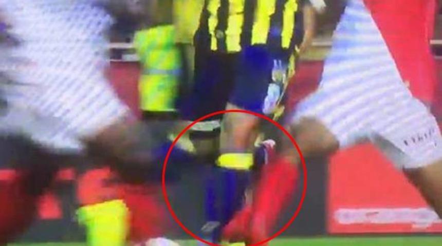 Fenerbah&ccedil;elileri &ccedil;ıldırtan hakem kararı!