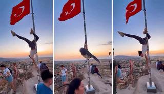 Bayrak direğine saygısızlık tepkilere neden oldu