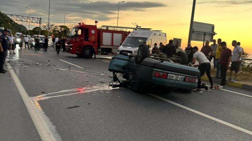Tofaş otomobil jandarma aracına çarptı: 1 ağır yaralı