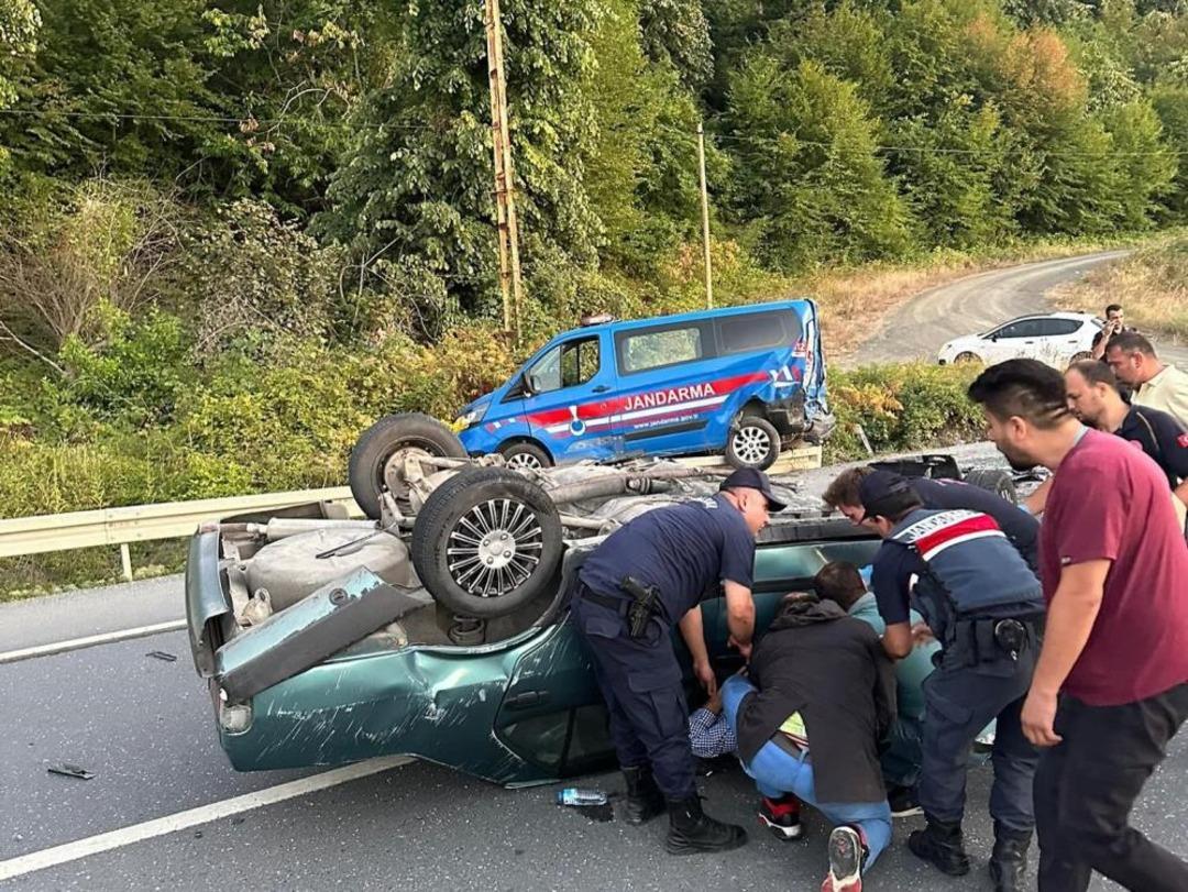 Tofaş otomobil jandarma aracına çarptı: 1 ağır yaralı 2