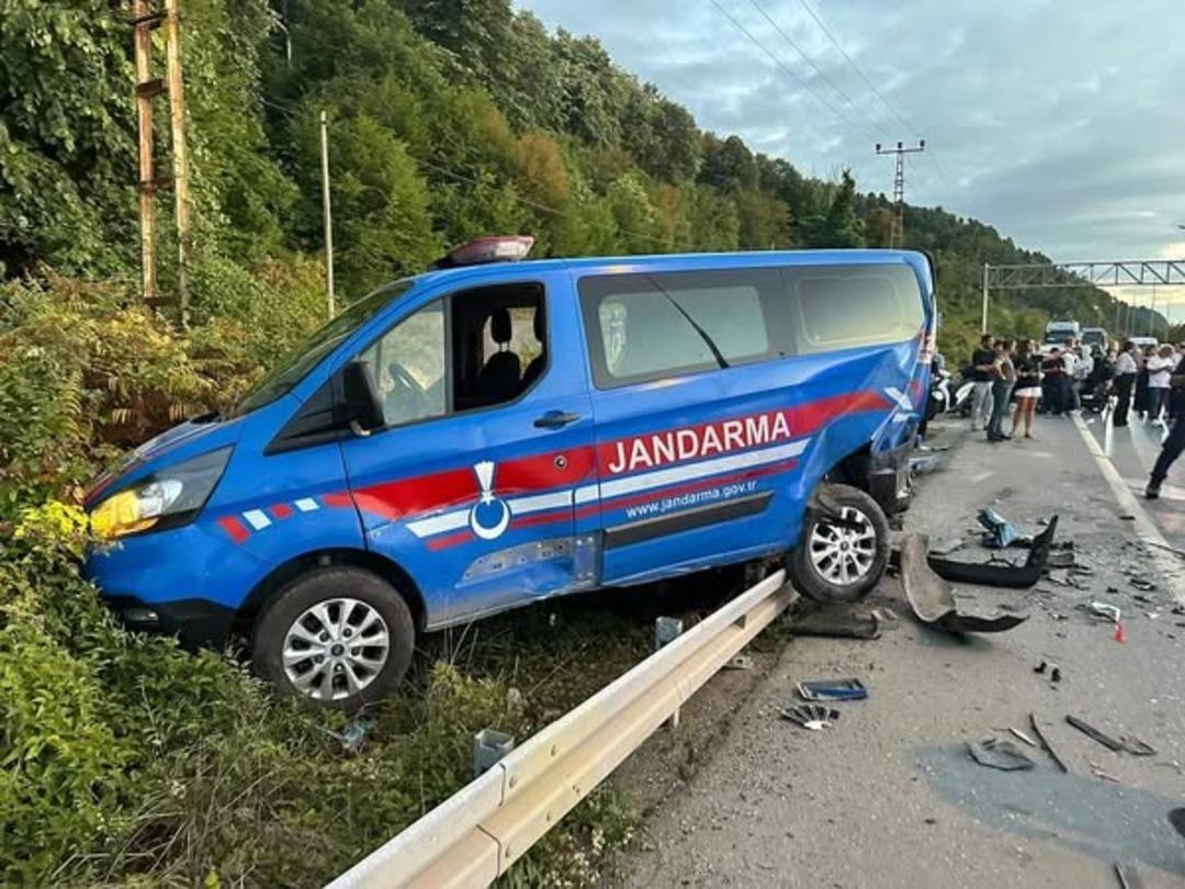 Tofaş otomobil jandarma aracına çarptı: 1 ağır yaralı 3