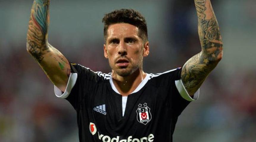 Jose Sosa ve ailesi İstanbul'a d&ouml;nd&uuml;