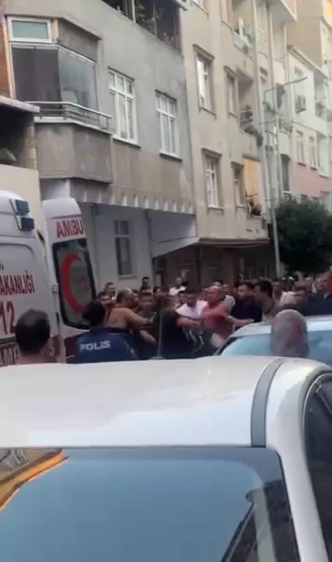 İstanbul da mahalle ayağa kalktı! Hastanede yaşam mücadelesi veriyor, saldırgan linç edildi 2