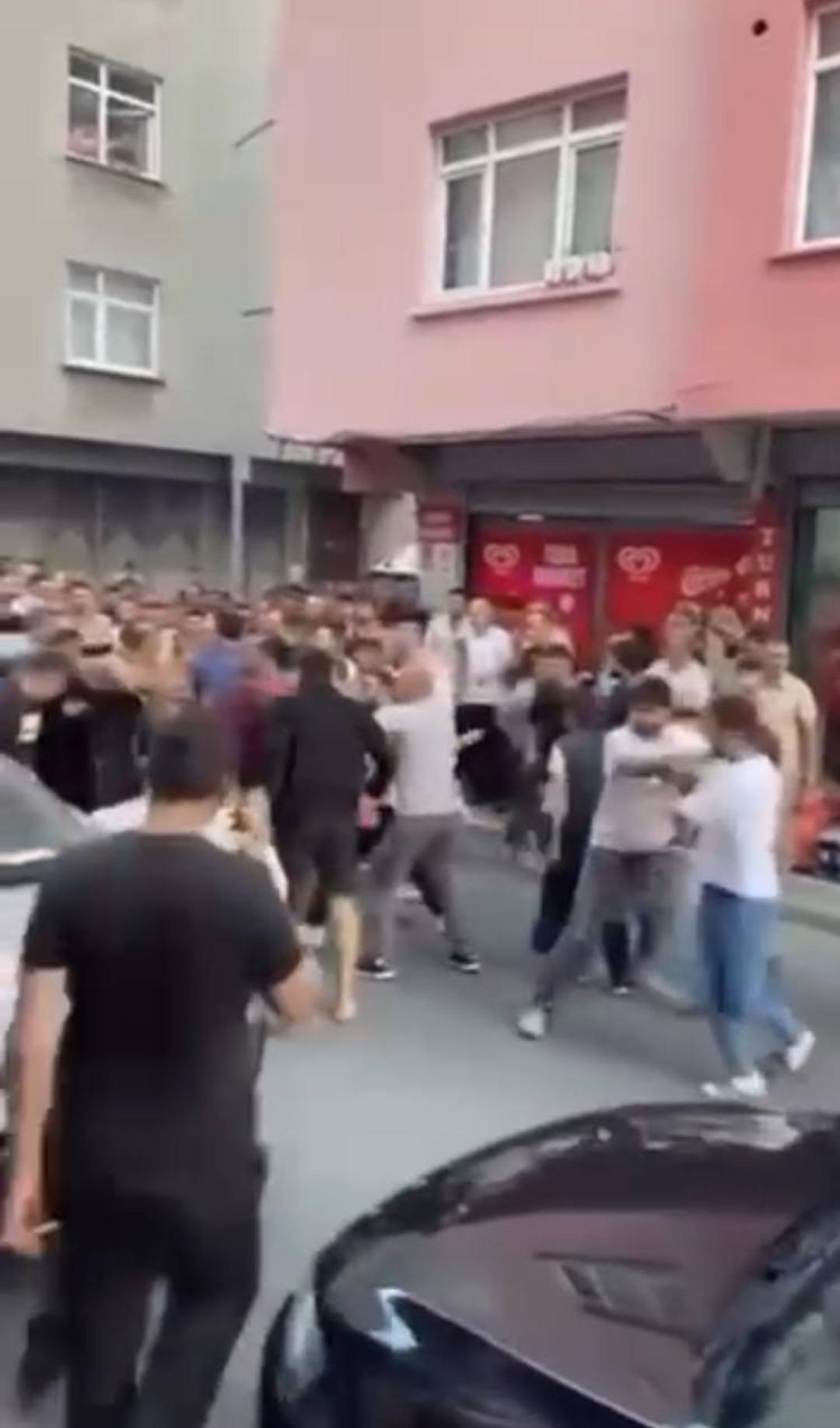 İstanbul da mahalle ayağa kalktı! Hastanede yaşam mücadelesi veriyor, saldırgan linç edildi 4