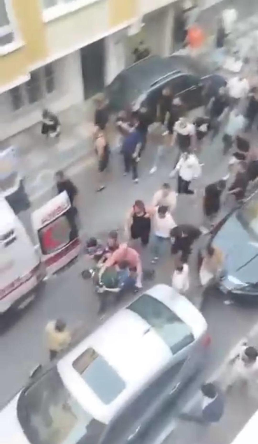 İstanbul da mahalle ayağa kalktı! Hastanede yaşam mücadelesi veriyor, saldırgan linç edildi 1
