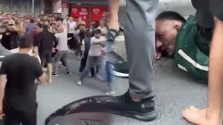 İstanbul'da mahalle ayağa kalktı! Hastanede yaşam mücadelesi veriyor, saldırgan linç edildi