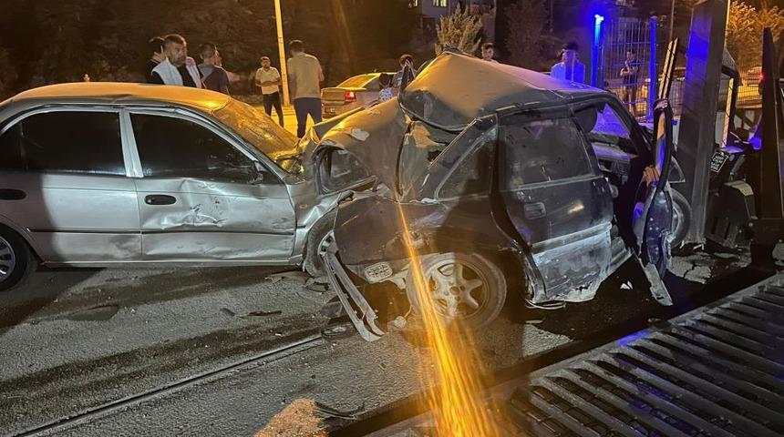 Kontrolden çıkan otomobil park halindeki araca çarptı... O anlar kamerada