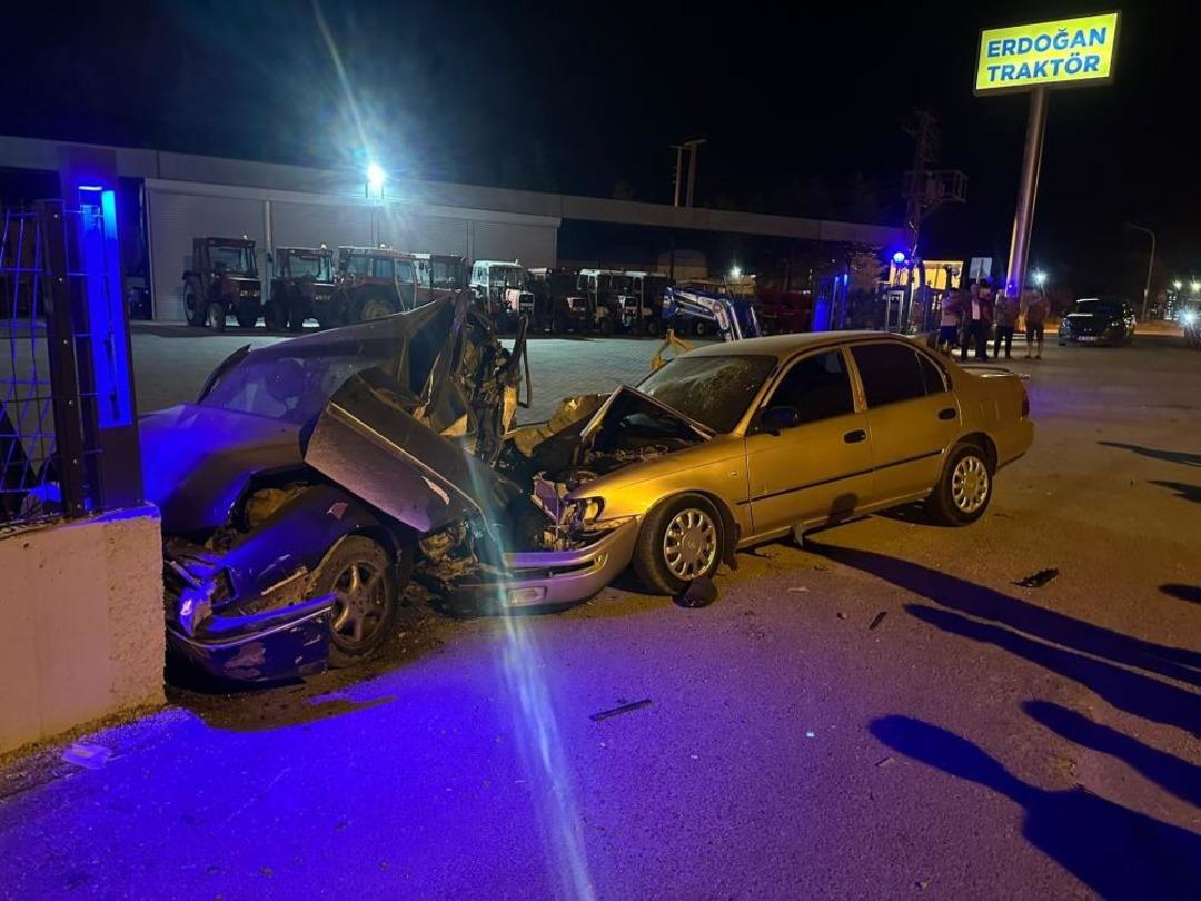 Kontrolden çıkan otomobil park halindeki araca çarptı... O anlar kamerada 1