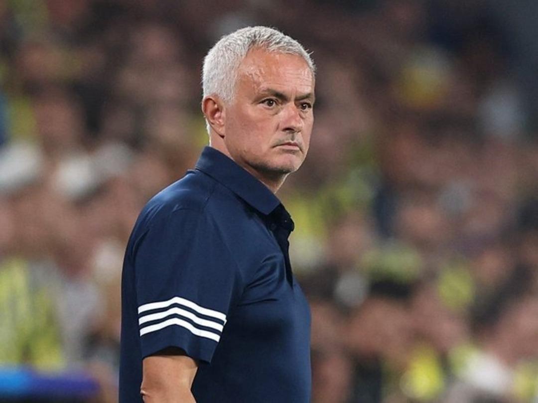 Fenerbahçe de teknik direktör Jose Mourinho maç sonu açıklamalarda bulundu! Duran toplardaki sıkıntıyı eleştirdi ve hedef gösterdi... 3