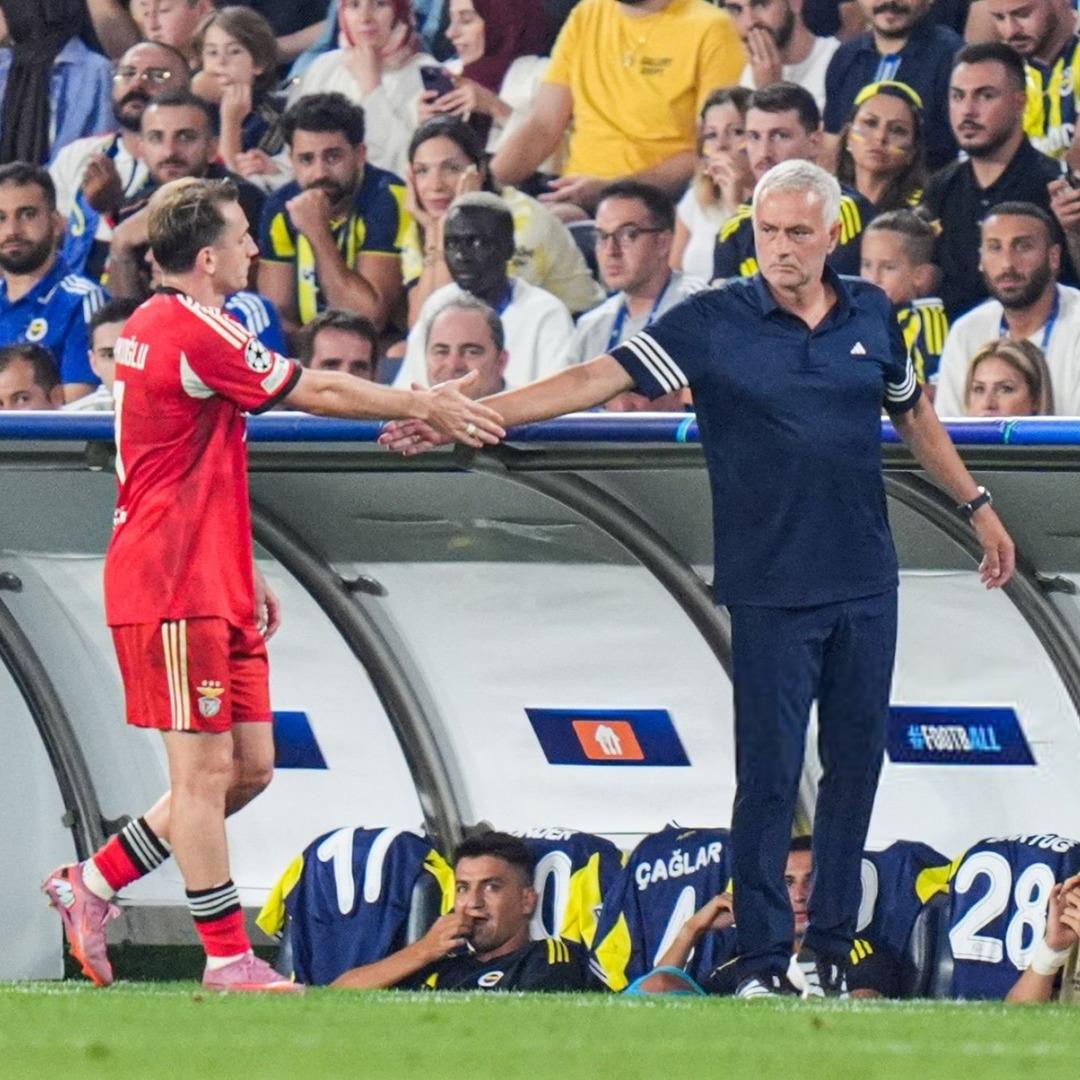 Fenerbahçe de teknik direktör Jose Mourinho maç sonu açıklamalarda bulundu! Duran toplardaki sıkıntıyı eleştirdi ve hedef gösterdi... 1