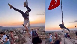 Turistin bayrak direğinde yaptığı dans infiale neden oldu! Tepkiler gecikmedi, Valilik hemen devreye girdi