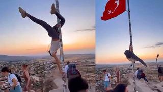 Turistin bayrak direğinde yaptığı dans infiale neden oldu! Tepkiler gecikmedi, Valilik hemen devreye girdi