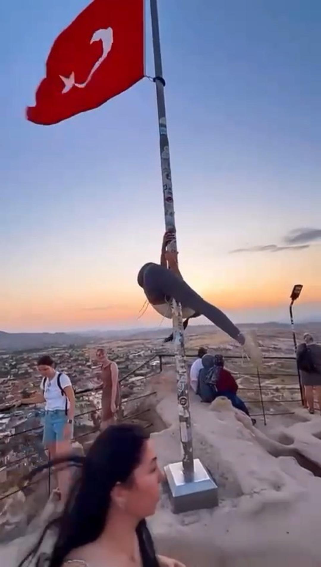 Turistin bayrak direğinde yaptığı dans infiale neden oldu! Tepkiler gecikmedi, Valilik hemen devreye girdi 2
